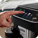 ⁦ماكينة تحضير الاسبرسو ديلونجي Magnifica Plus، بقوة 1450 وات، اسود - ECAM320.61.G⁩ - الصورة ⁦3⁩