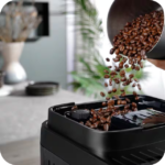 ⁦ماكينة تحضير الاسبرسو ديلونجي Magnifica Plus، بقوة 1450 وات، اسود - ECAM320.61.G⁩ - الصورة ⁦5⁩