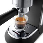 ⁦ماكينة قهوه اسبريسو يدوية ديلونجي Dedica Style ،بقوة 1300 وات، 15 بار، اسود - EC685.BK⁩ - الصورة ⁦5⁩